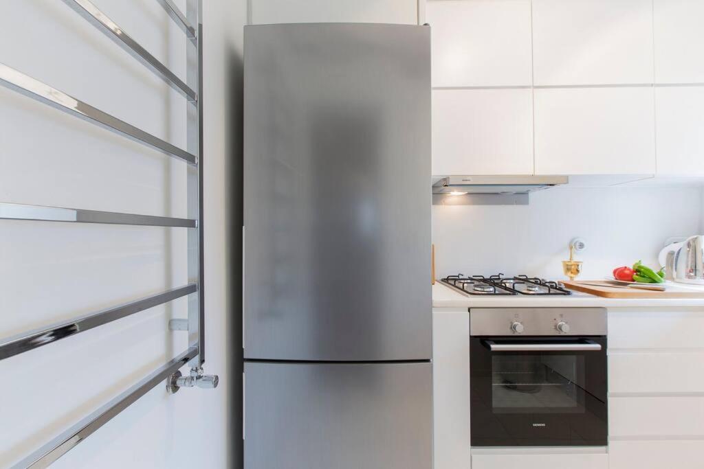 Architect Jonas Generous 85 Sqm Full Of Art Istambul